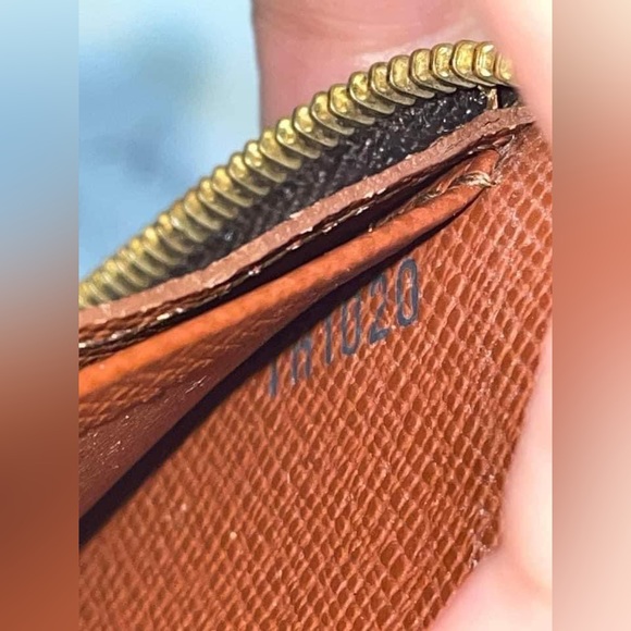 Sold‼️Authentic LV Mono Zippy Wallet💕
Giftable condition🎁 - Picture 14 of 16